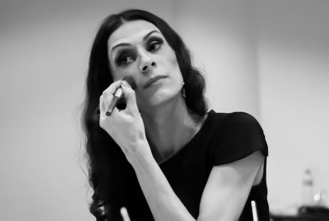 Rio de Janeiro – Para a religião cristã, as pessoas foram criadas à imagem e semelhança de Deus. Foi no palco, no entanto, que Renata Carvalho percebeu que isso não valeria se se tratasse de uma travesti. O espetáculo que protagonizou, Evangelho Segundo Jesus, Rainha do Céu, foi censurado diversas vezes e chegou a ser suspenso por medidas judiciais. Nele, a atriz interpreta Jesus Cristo, o que incomodou uma parcela dos espectadores e também gente que nem mesmo assistiu à peça. Foto: Naiara Demarco/Divulgação