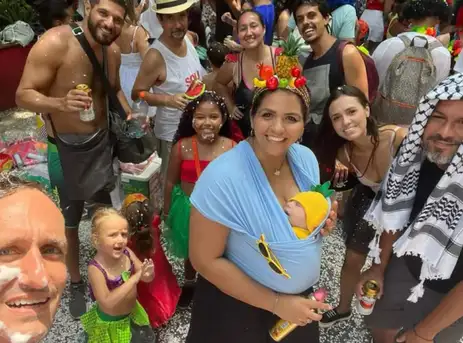 Carnaval: blocos infantis propiciam desenvolvimento de crianças. - Thayse Brandi sempre leva os filhos para blocos infantis. Foto: Arquivo Pessoal