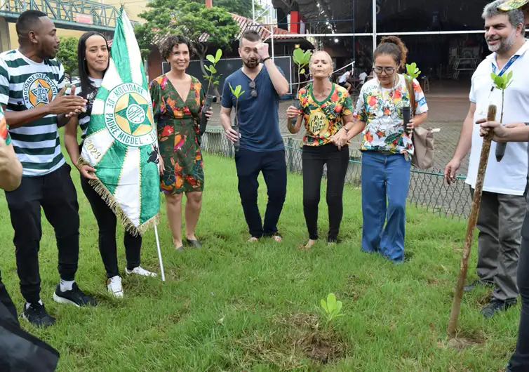 Caju nativo brasileiro é sucesso no carnaval da Mocidade de Padre Miguel. Foto: João Eugenio Diaz/ Embrapa