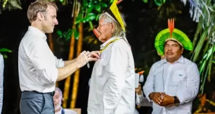 26.03.2024 - O presidente da França, Emmanuel Macron, durante encontro com lideranças indígenas e cerimônia de condecoração do líder indígena Raoni, na Ilha do Combu. Belém - PA. Foto: Ricardo Stuckert / PR