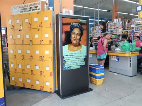 Brasil não promove jornalismo plural, alerta Repórteres Sem Fronteiras - Totem usado para distribuir notícias por mídias periféricas, instalado em supermercado no distrito do Jaraguá, zona noroeste de São Paulo. Foto: Alexandro Silva