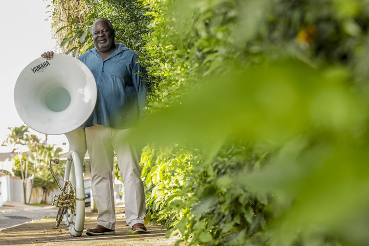 Brasília (DF) 21/03/2024 – O músico André Lindolpho dos Santos posa para foto com seu instrumento musical Souza Fone, atualmente toca na Orquestra Pinzindim (homenagem a Pixinguinha) e na orquestra da Força Aérea Brasileira, fala sobre a importância do choro na música brasileira. Foto: Joédson Alves/Agência Brasil