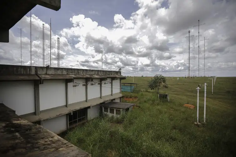 Brasília (DF) 29/02/2024 – O Parque do Rodeador, que é o complexo de transmissão em ondas curtas da Rádio Nacional da Amazônia, celebra 50 anos em março deste ano. Para marcar a data, a Sociedade Brasileira de Estudos Interdisciplinares da Comunicação (Intercom) e a Empresa Brasil de Comunicação (EBC) vão promover duas lives para contar um pouco da história de um dos maiores parques transmissores de rádio da América Latina, em ondas médias e curtas.Foto: Joédson Alves/Agência Brasil
