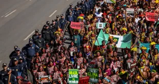 Brasília (DF) 23/04/2024 – Indígena de várias etnias que participam do Acampamento Terra Livre 2024 marcham na Esplanada dos Ministérios com o eslogam #EmergênciaIndígena: Nossos Direitos não se negociam. Foto: Marcelo Camargo/Agência Brasil