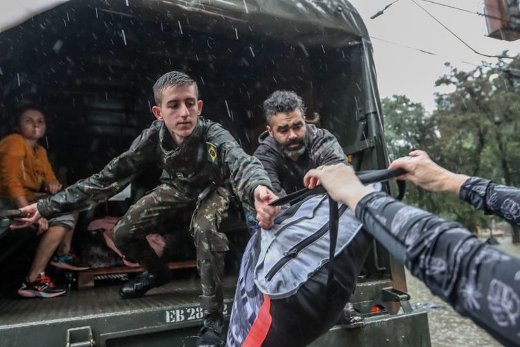 Porto Alegre (RS), 23/05/2024 – CHUVAS/ RS - ENCHENTES - Exército faz o resgate de pessoas, após forte chuva em Porto Alegre. Foto: Rafa Neddermeyer/Agência&nbsp;Brasil