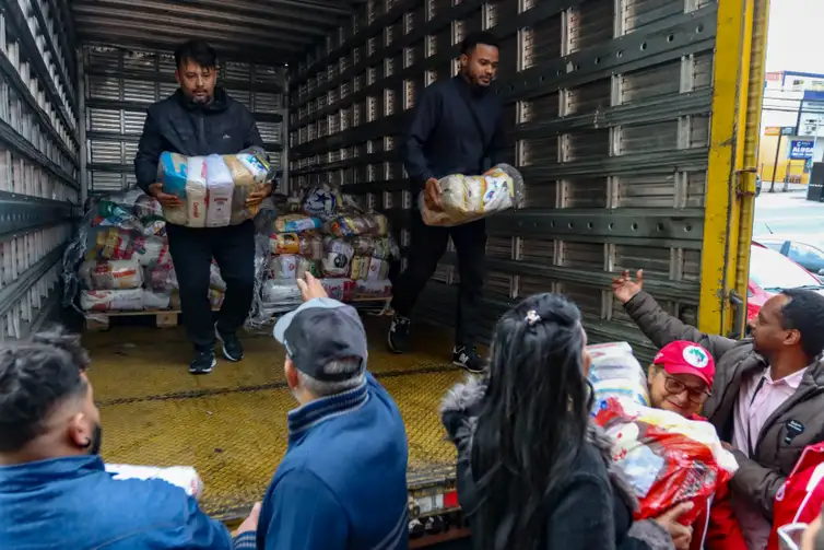 Porto Alegre (RS), 24/05/2024 – CHUVAS RS- COZINHA SOLIDÁRIA - Correios faz parceria com cozinhas solidárias para distribuição de alimentos em Porto Alegre. Foto: Rafa Neddermeyer/Agência Brasil