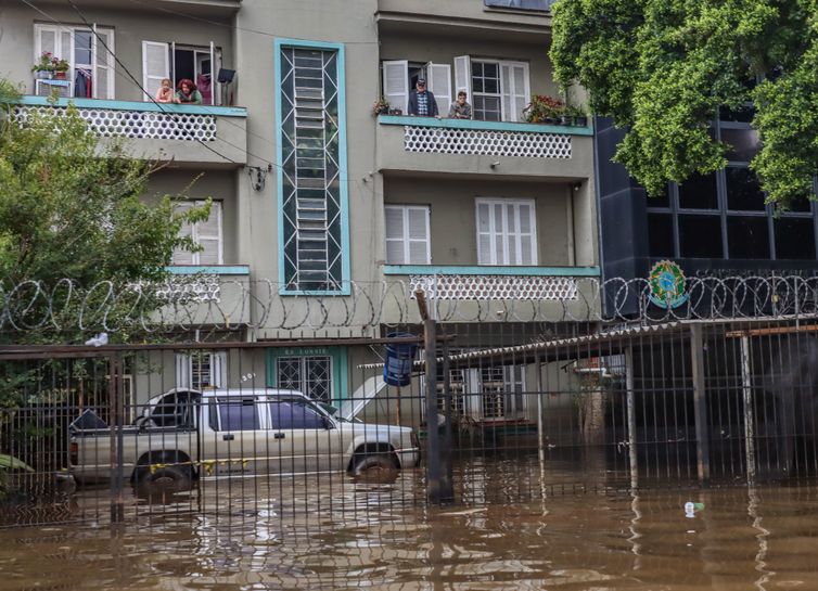 Porto Alegre (RS), 18/05/2024 – CHUVAS RS- ENCHENTE - Corpo de Bombeiros, Políciais e voluntários continuam resgatando animais e levando mantimentos para as pessoas atingidas pela enchente em Porto Alegre. Foto: Rafa Neddermeyer/Agência Brasil