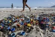 Micro e nanoplásticos contaminam água, ar e alimentos, mostra estudo
